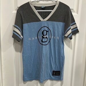(14) Garth Brooks tour  V-Neck T-Shirt
